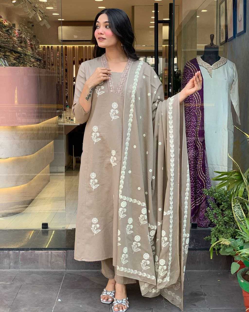 Ynf Cotton KESH529 TANVI Kurti Wholesale Casual Kurtis Festive Kurtis Party Wear Kurtis Embroidered Kurtis V-Neck Kurtis Manufacturer