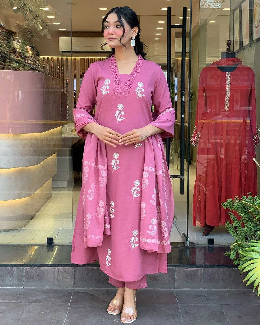 Ynf Cotton KESH529 TANVI Kurti Wholesale Casual Kurtis Festive Kurtis Party Wear Kurtis Embroidered Kurtis V-Neck Kurtis Manufacturer