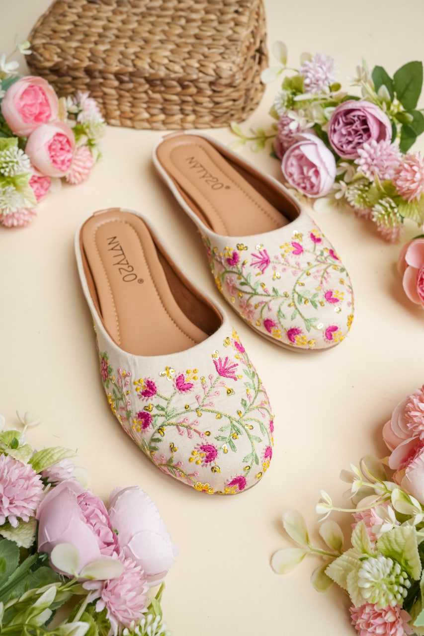 Ynf Fancy RIN188 Juti2 Women Ethnic Footwear Wholesale Designer Juttis Denim Embroidered Juttis Casual Ethnic Footwear Manufacturer
