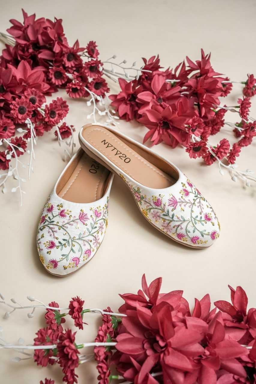 Ynf Fancy RIN188 Juti2 Women Ethnic Footwear Wholesale Designer Juttis Denim Embroidered Juttis Casual Ethnic Footwear Manufacturer
