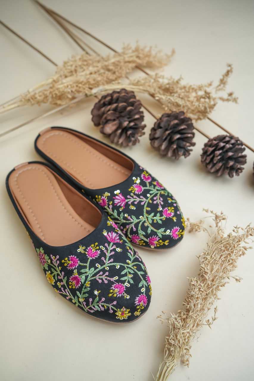 Ynf Fancy RIN188 Juti2 Women Ethnic Footwear Wholesale Designer Juttis Denim Embroidered Juttis Casual Ethnic Footwear Manufacturer