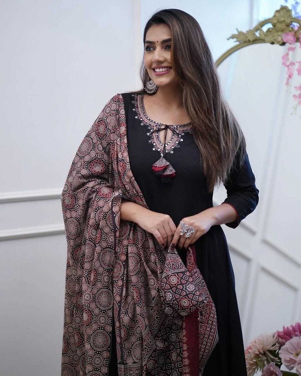 Ynf Pure Viscos RIN222 SI-218 Kurti Wholesale Designer Kurtis Embroidered Kurtis Black Kurtis Manufacturer
