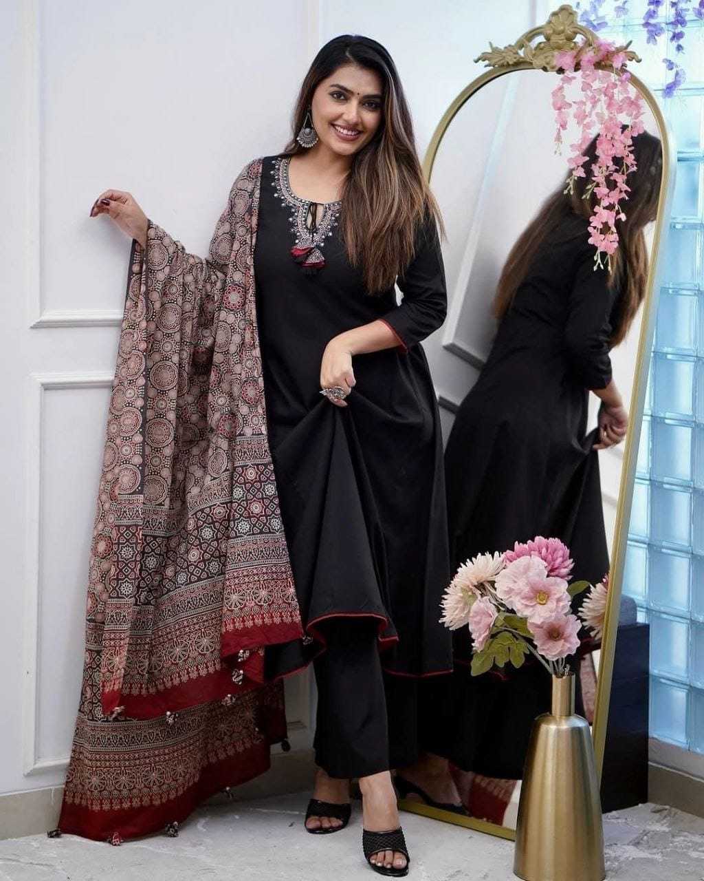 Ynf Pure Viscos RIN222 SI-218 Kurti Wholesale Designer Kurtis Embroidered Kurtis Black Kurtis Manufacturer