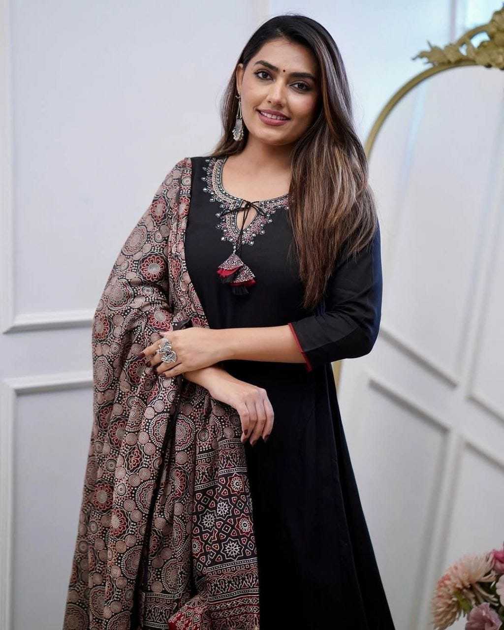Ynf Pure Viscos RIN222 SI-218 Kurti Wholesale Designer Kurtis Embroidered Kurtis Black Kurtis Manufacturer