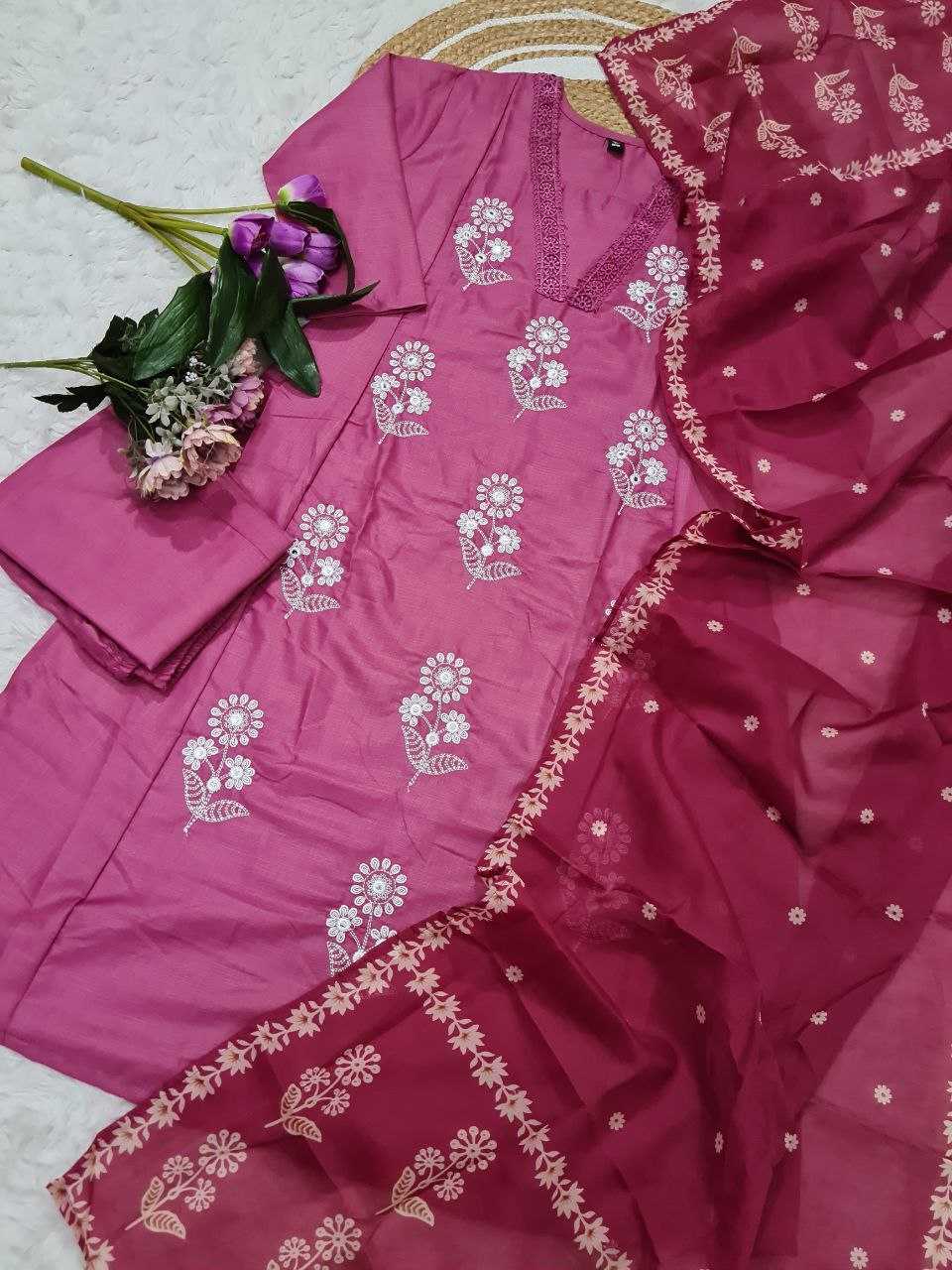 Ynf Cotton KESH529 TANVI Kurti Wholesale Casual Kurtis Festive Kurtis Party Wear Kurtis Embroidered Kurtis V-Neck Kurtis Manufacturer
