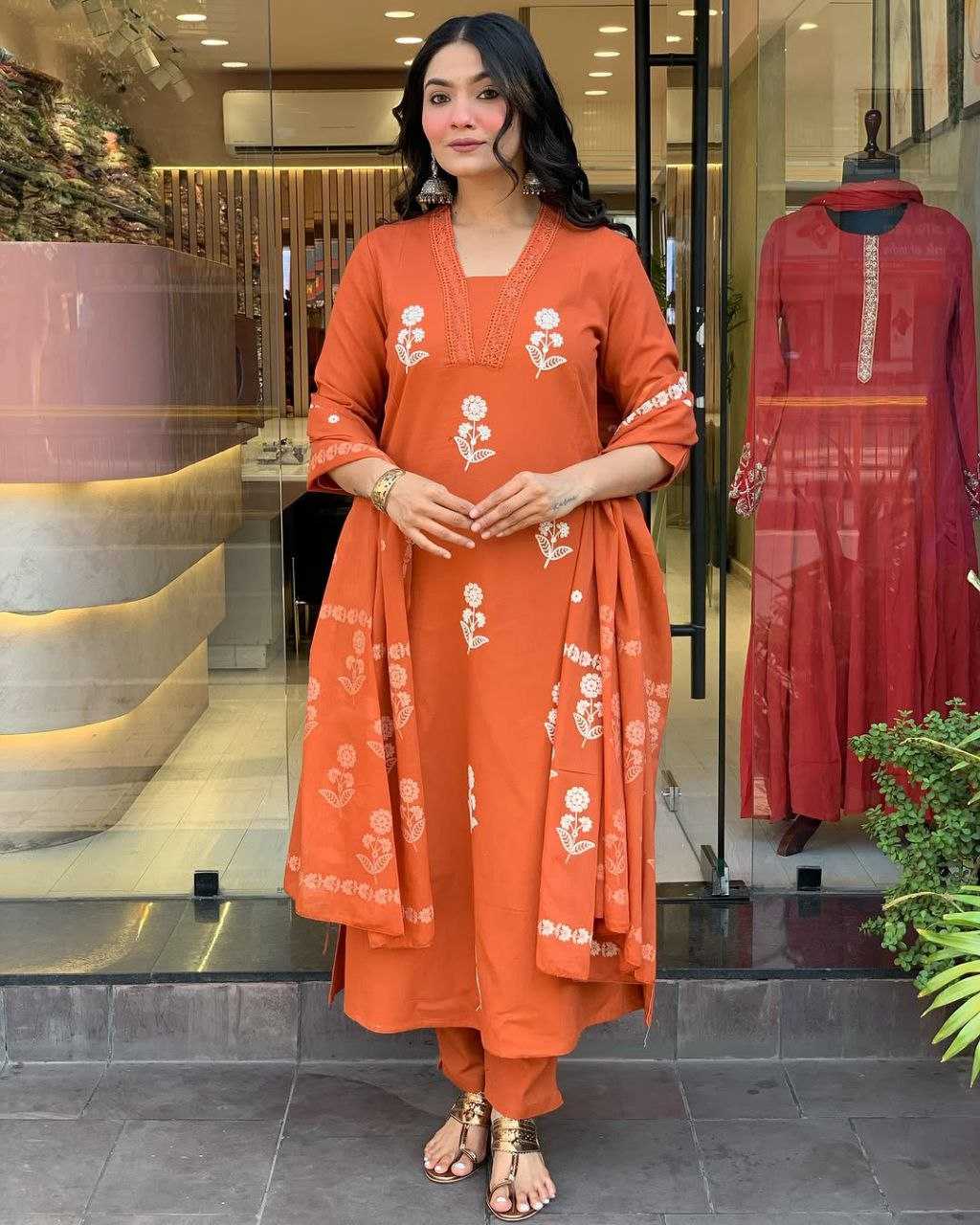 Ynf Cotton KESH529 TANVI Kurti Wholesale Casual Kurtis Festive Kurtis Party Wear Kurtis Embroidered Kurtis V-Neck Kurtis Manufacturer