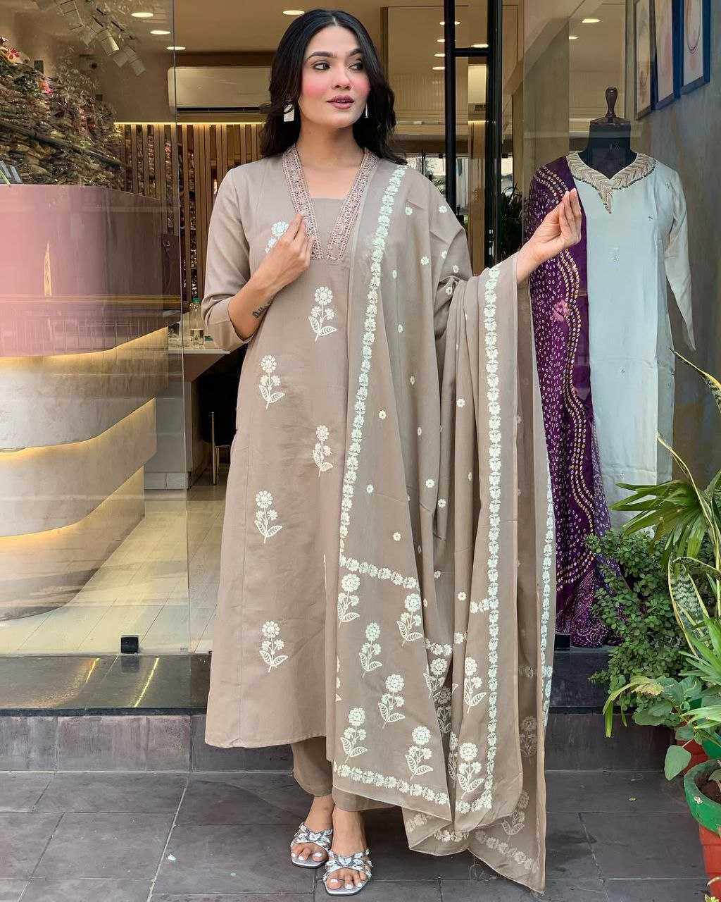 Ynf Cotton KESH529 TANVI Kurti Wholesale Casual Kurtis Festive Kurtis Party Wear Kurtis Embroidered Kurtis V-Neck Kurtis Manufacturer