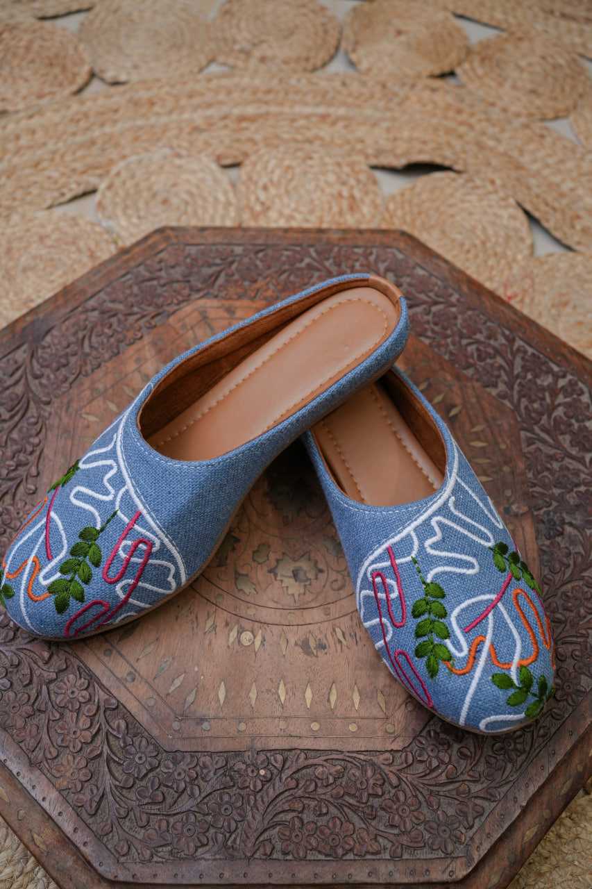 Ynf Denim RIN188 Denim Women Ethnic Footwear Wholesale Designer Juttis Denim Embroidered Juttis Casual Ethnic Footwear Manufacturer