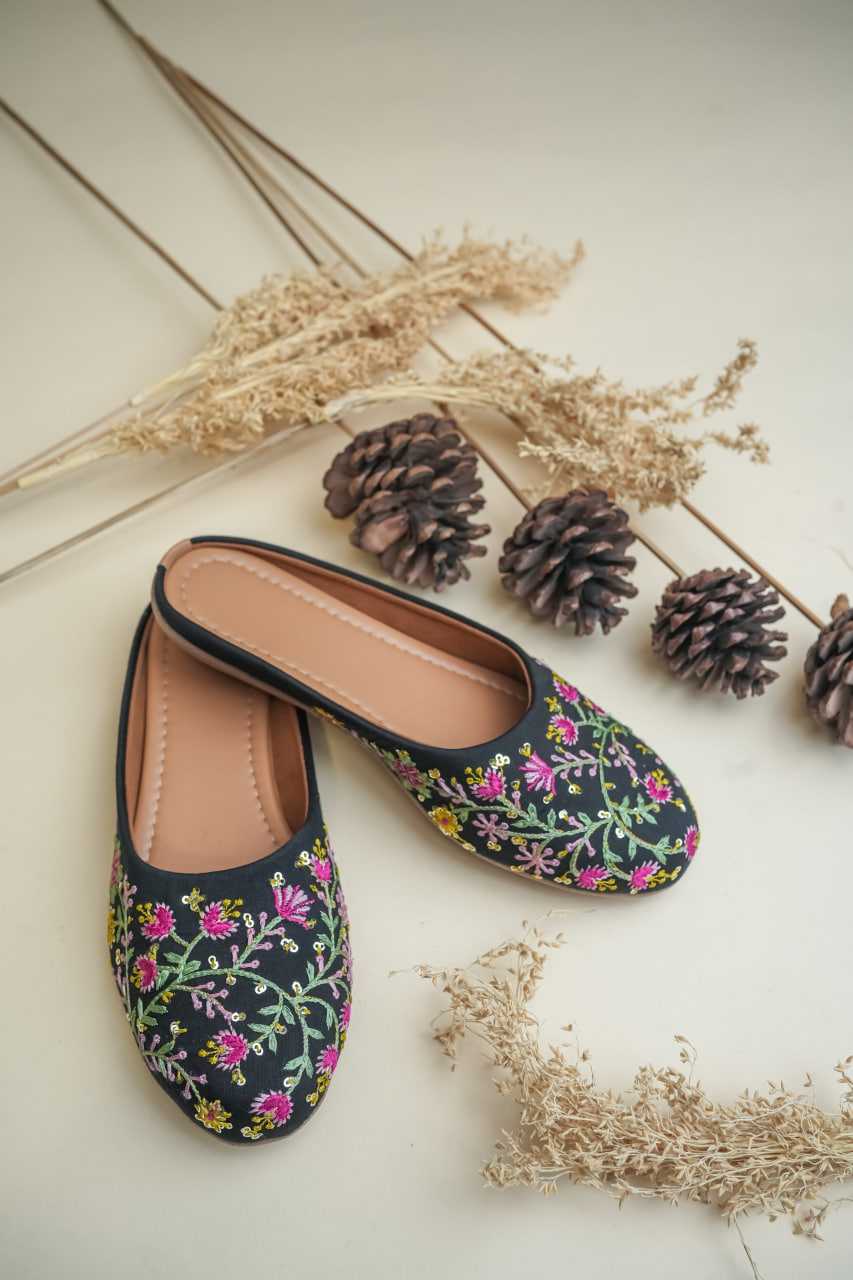 Ynf Fancy RIN188 Juti2 Women Ethnic Footwear Wholesale Designer Juttis Denim Embroidered Juttis Casual Ethnic Footwear Manufacturer