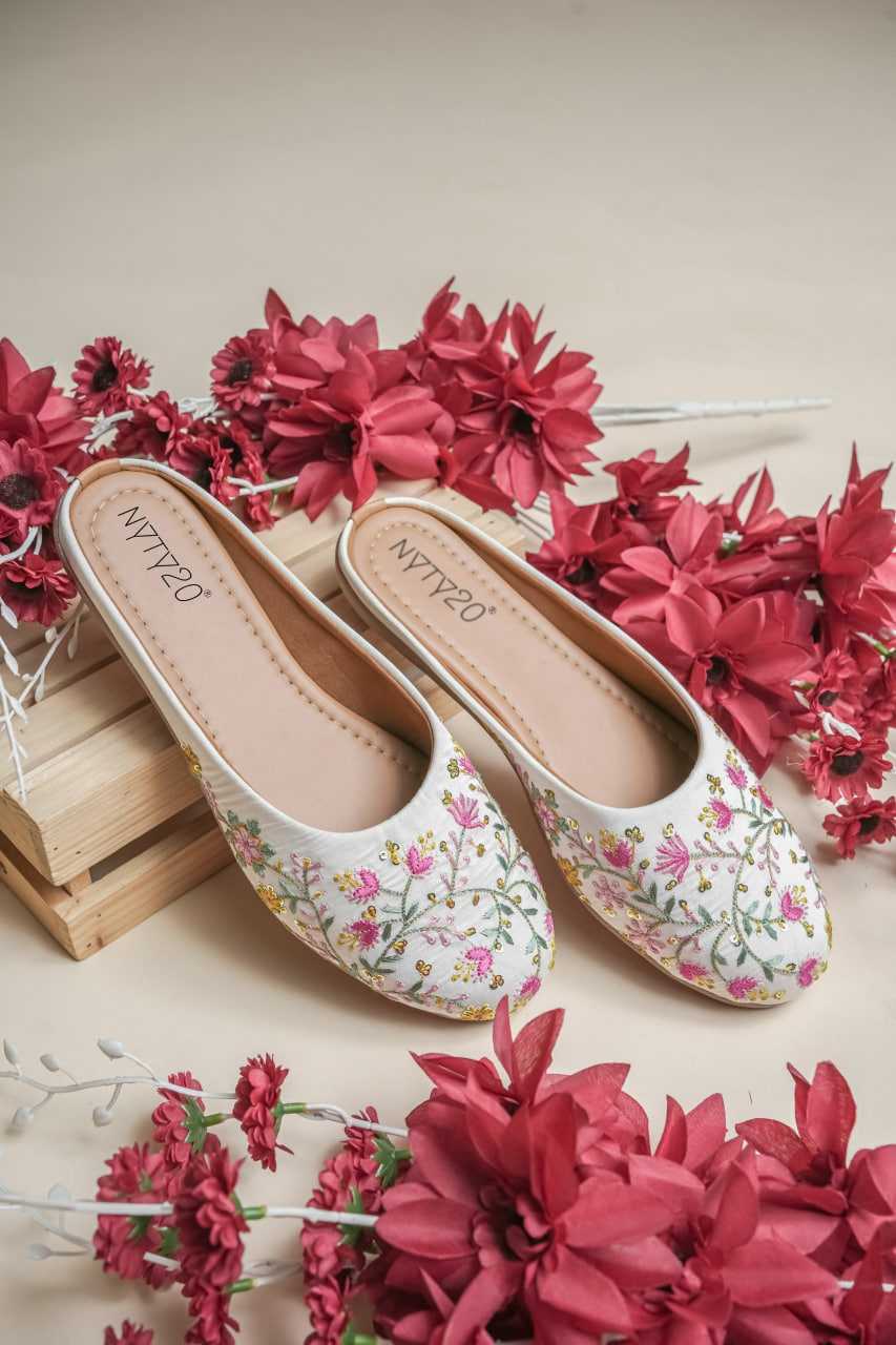 Ynf Fancy RIN188 Juti2 Women Ethnic Footwear Wholesale Designer Juttis Denim Embroidered Juttis Casual Ethnic Footwear Manufacturer