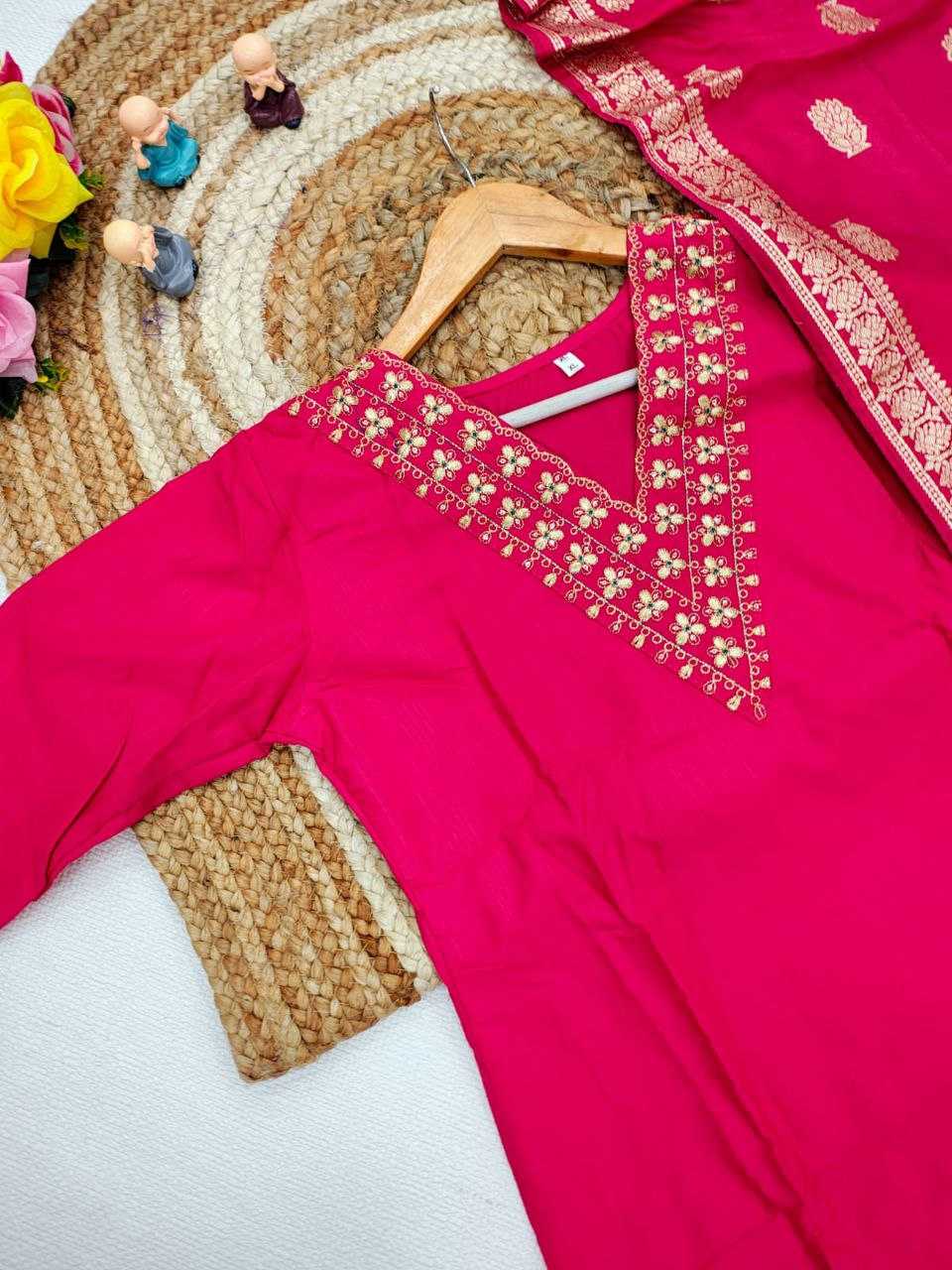 Ynf Slub Reyon KESH517 K4 Kurti Wholesale Fancy Kurti Embroidered Kurtis V-Neck Kurtis Manufacturer