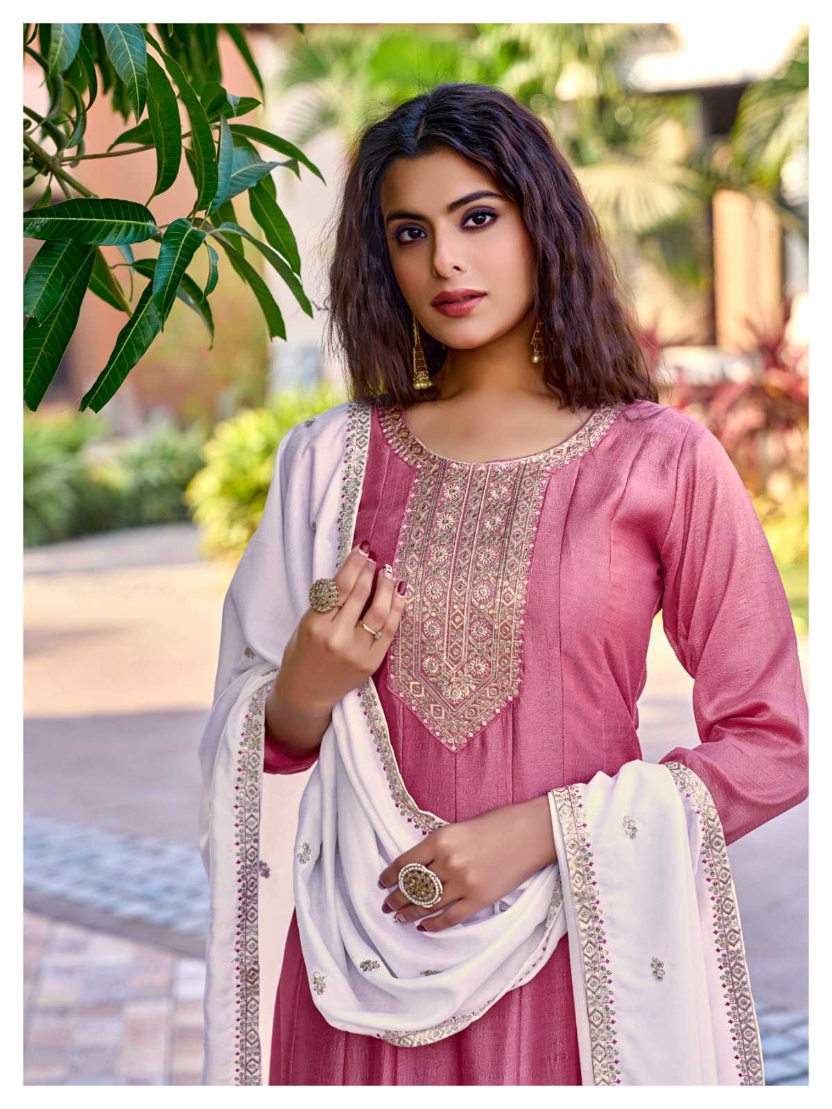Ynf Vichitra Silk RIN190 AANCHI-PLUS AUDI Setwise Collections Wholesale Gowns Catalogs Manufacturer