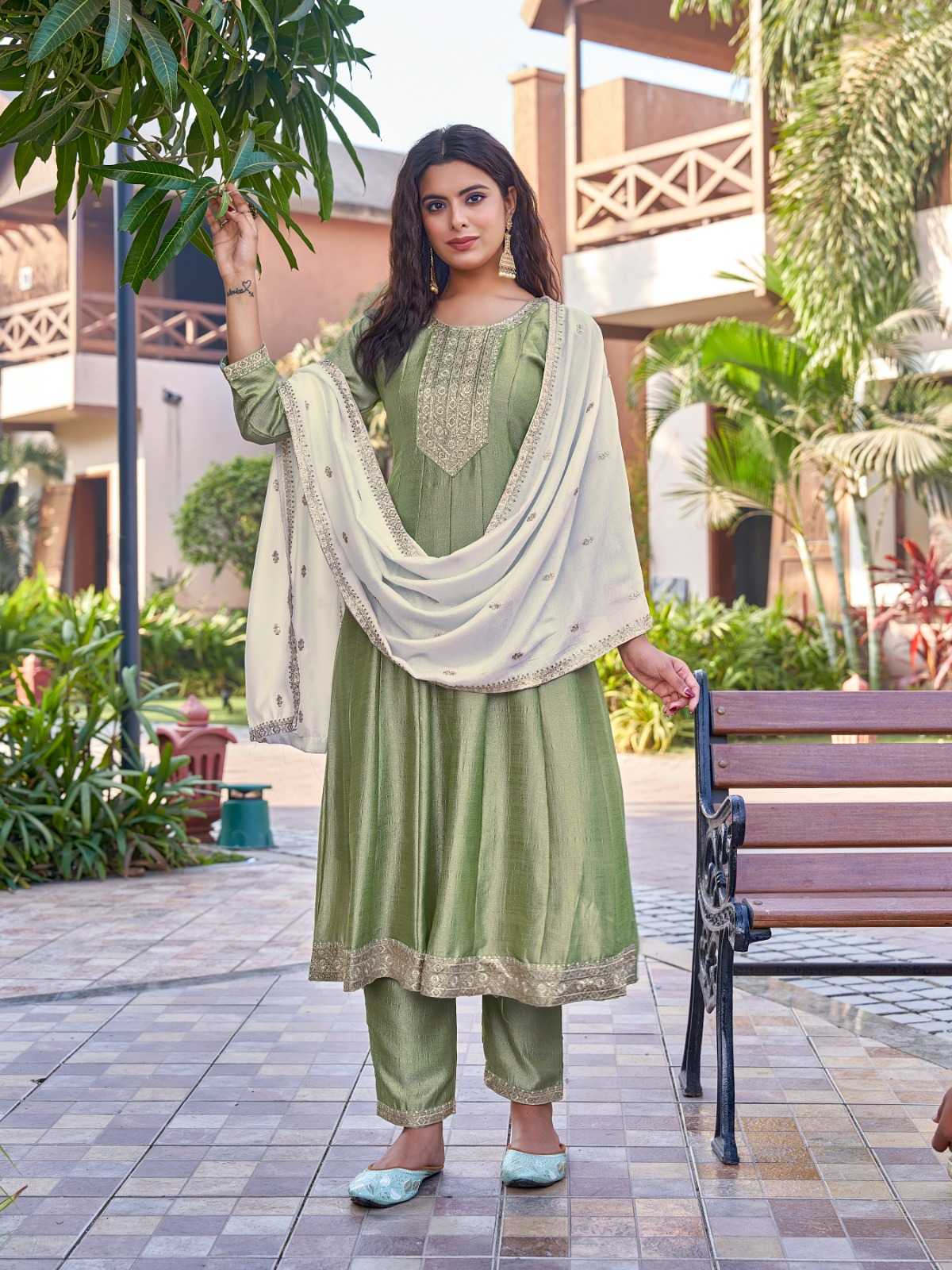 Ynf Vichitra Silk RIN190 AANCHI-PLUS AUDI Setwise Collections Wholesale Gowns Catalogs Manufacturer